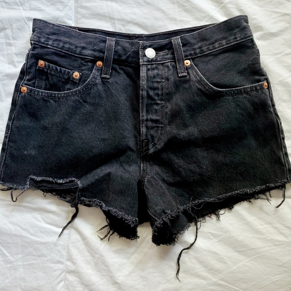 Levi distress shorts